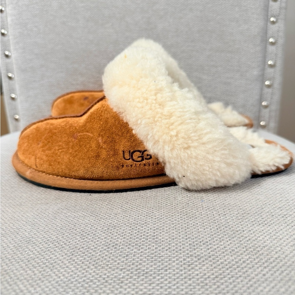 UGG Women's Slippers - Picture 2 of 5